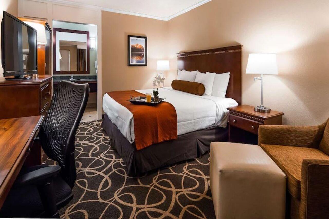 Hotel Western & Convention Center