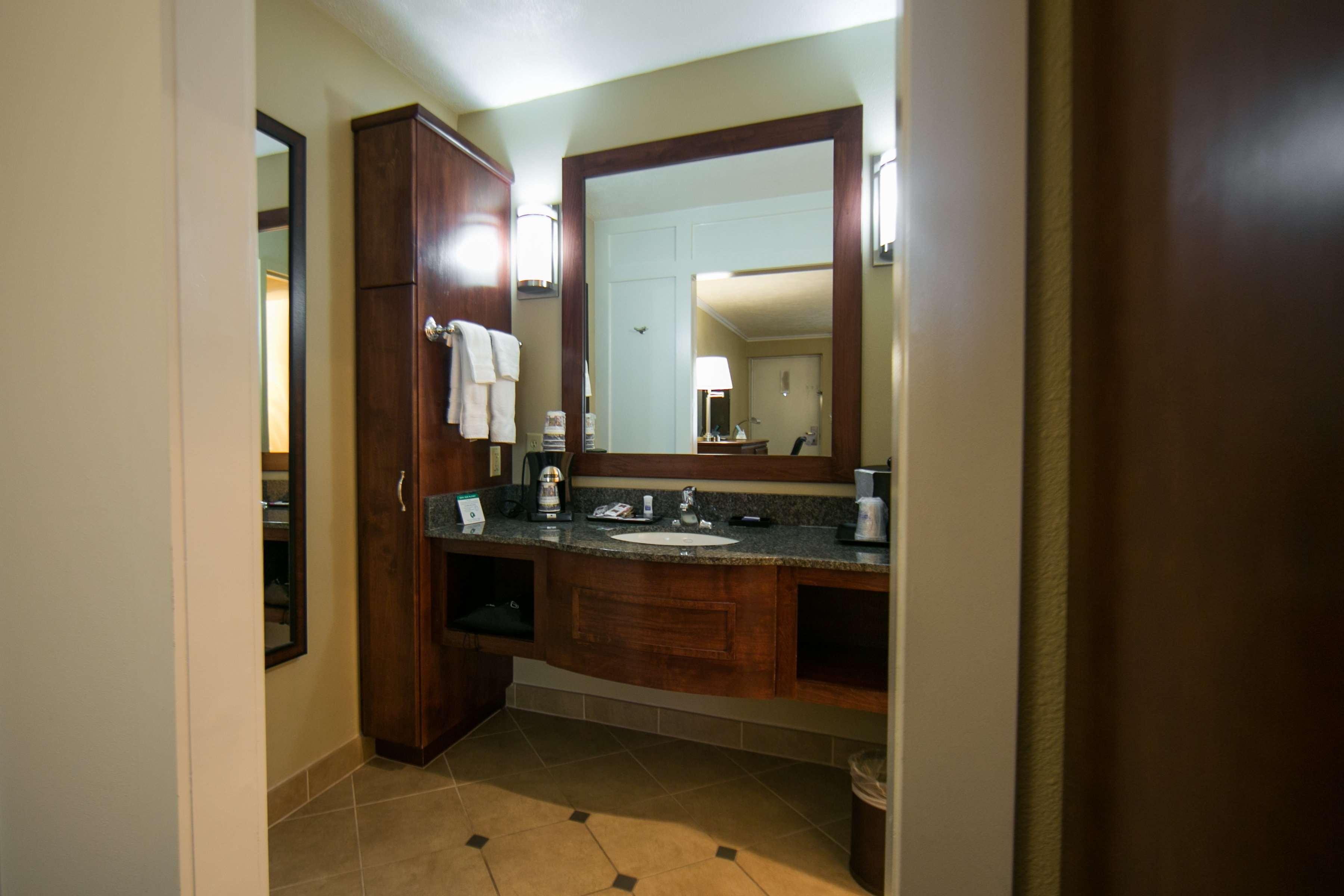 Hotel Western & Convention Center 3*