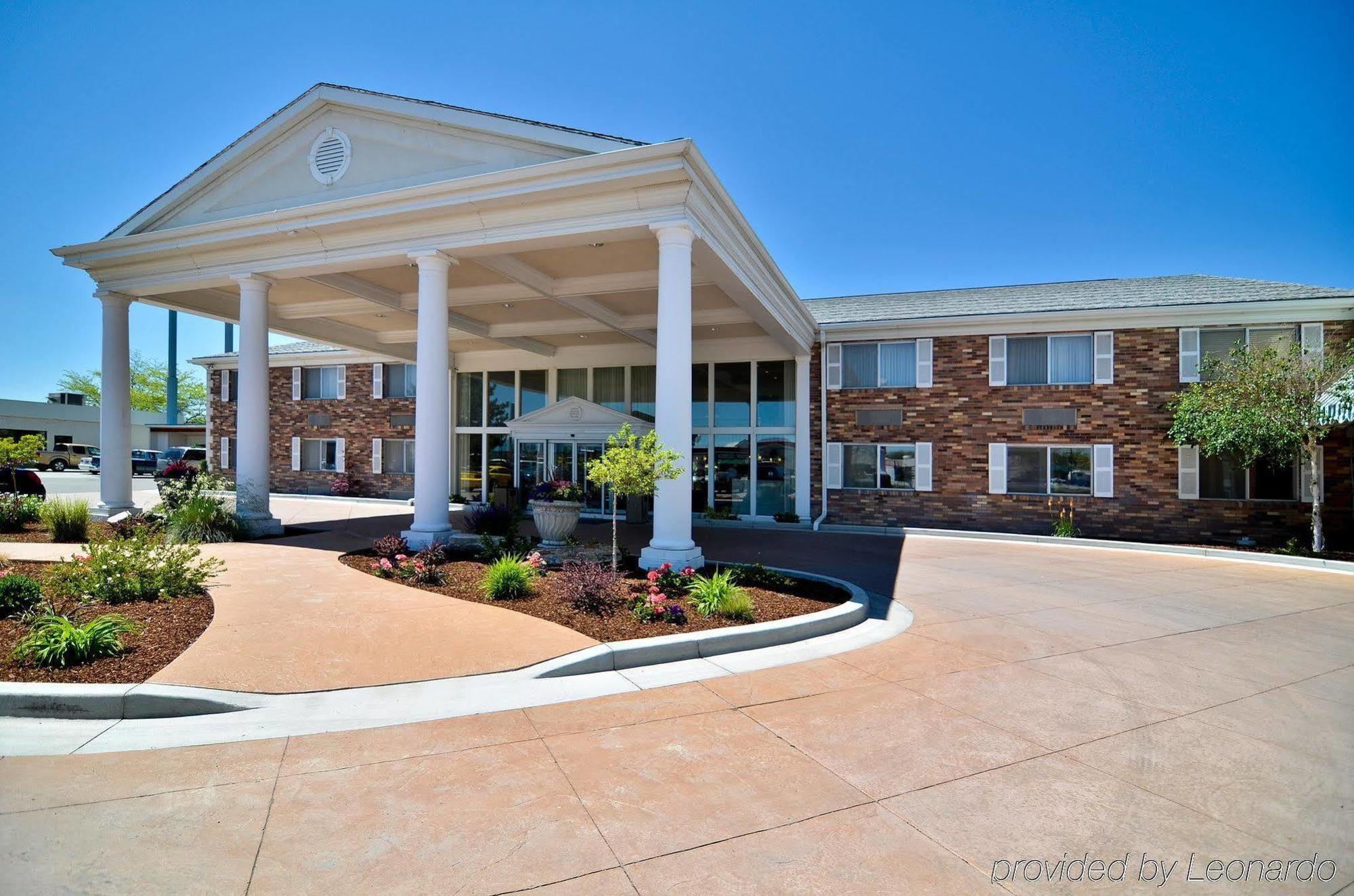 Hotel Western & Convention Center 3*